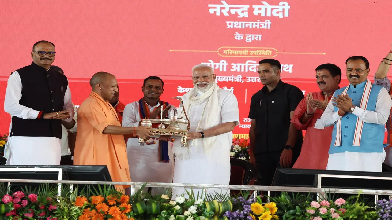 CM योगी ने PM मोदी को भेंट किया GI क्राफ्ट निर्मित शिवलिंग, नंदी और त्रिशूल 