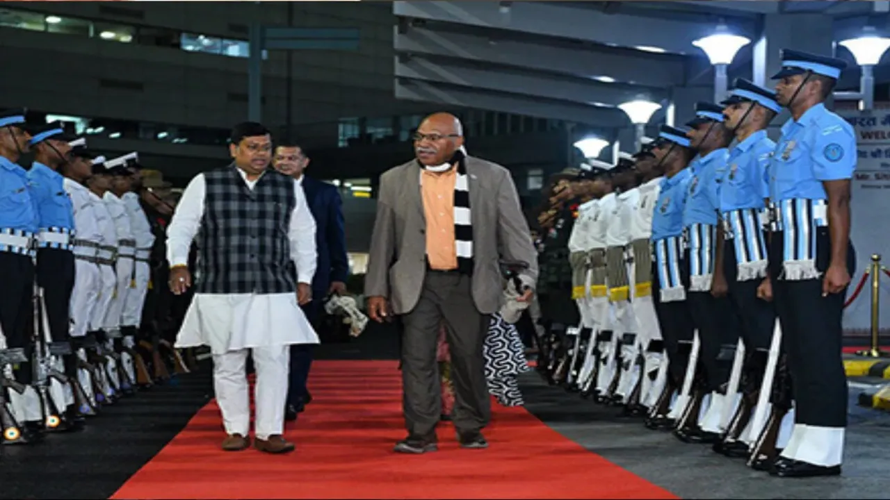 भारत की यात्रा पर पहुंचे फिजी के प्रधानमंत्री, इंदिरा गांधी एयरपोर्ट पर किया गया जोरदार स्वागत