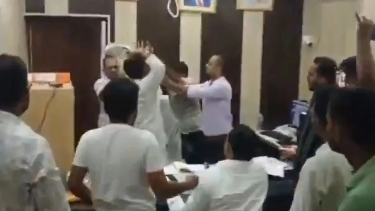 भाजपा कार्यकर्ता ने अधीक्षण अभियंता को लात-घूंसों और जूते से पीटा, फाइल भी फाड़ा, आरोपी गिरफ्तार