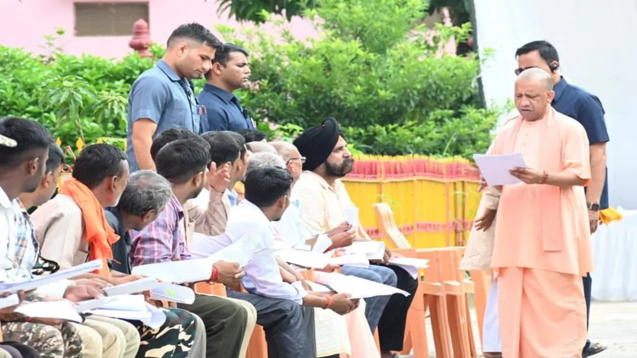 तत्परता और संवेदनशीलता से करें जन समस्याओं का निस्तारण : सीएम योगी