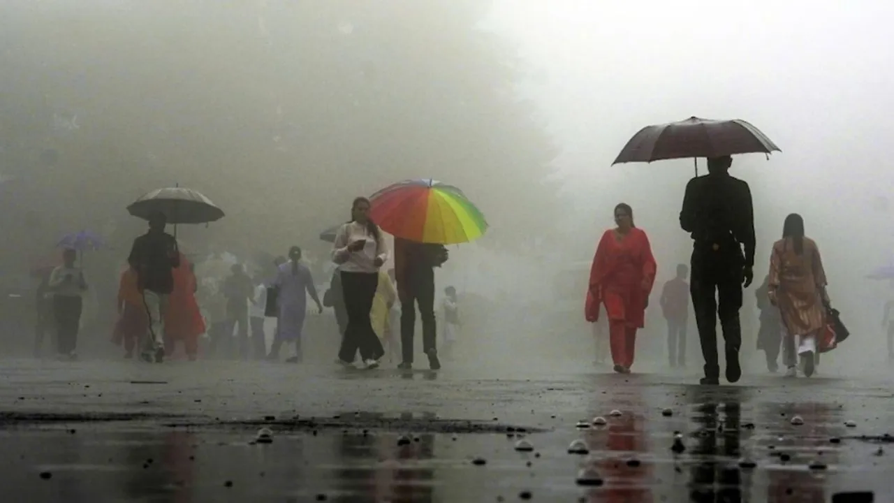 जम्मू कश्मीर के कई हिस्सों में भारी बारिश, जम्मू-पठानकोट हाईवे पर पुल क्षतिग्रस्त, कई इलाकों में बाढ़ जैसे हालात   