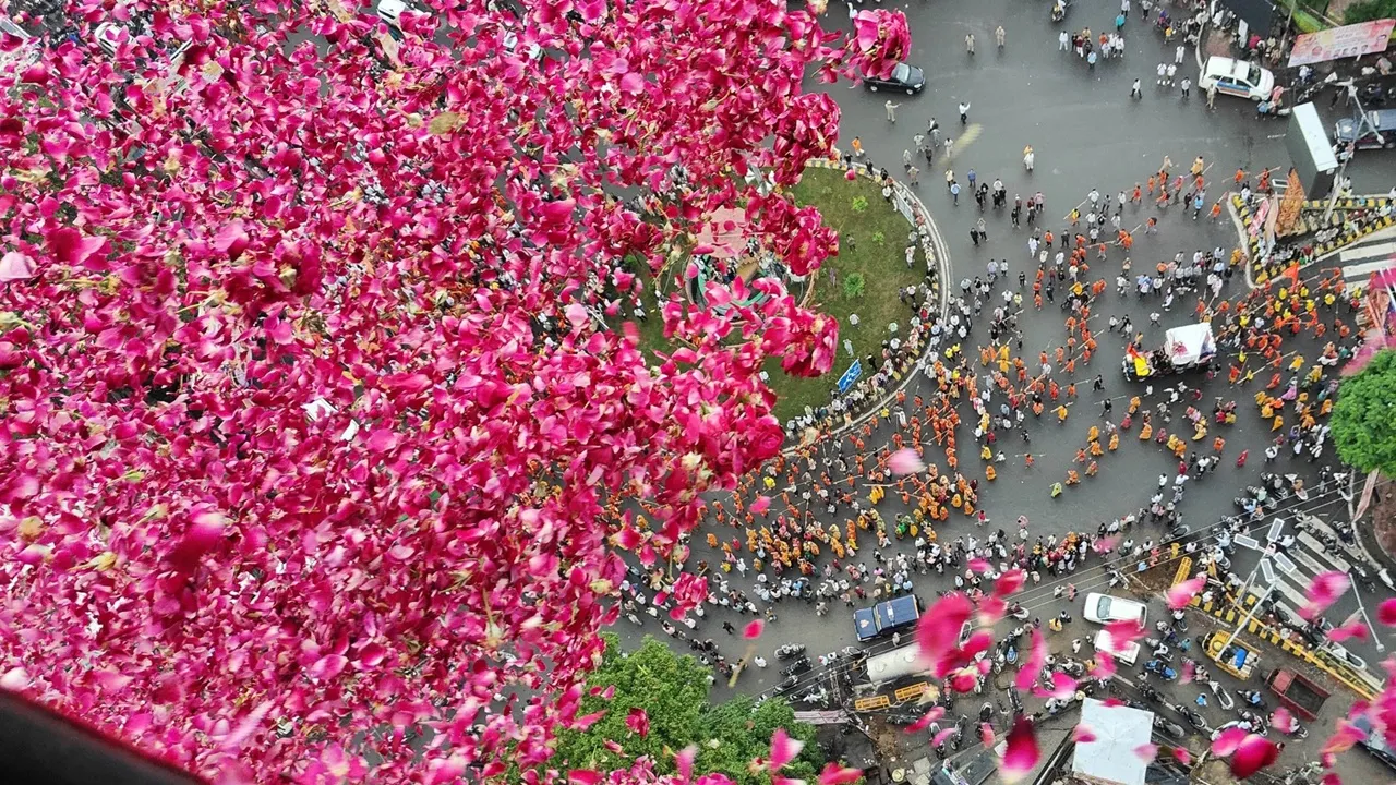  Kawar Yatra 2025: झांसी में  निकाली गई भव्य कांवड़ यात्रा, शिव भक्तों पर हेलीकॉप्टर से बरसाए गए फूल