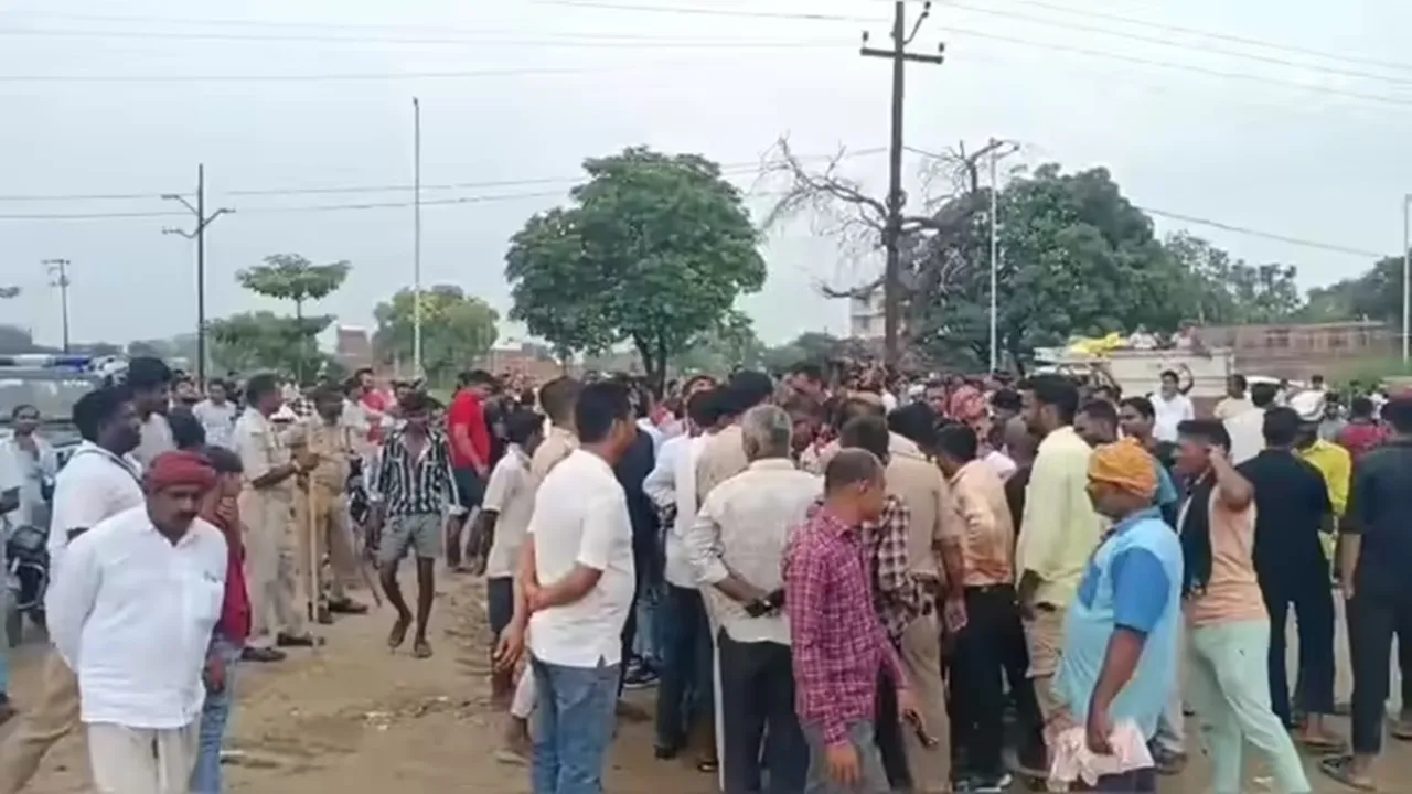 एकतरफा प्‍यार में 'हाई-वोल्टेज' ड्रामा, भदोही में मोबाइल टावर पर जा चढ़ा इश्‍कबाज, जानें फिर क्या हुआ