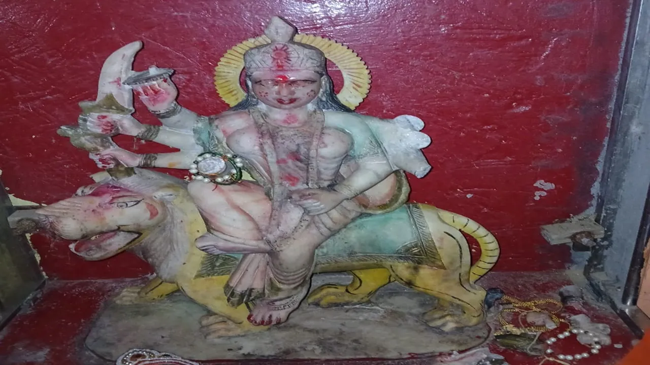 हरदोई: रमापुर गांव में अराजक तत्वों ने तोड़ी देवी मां की प्रतिमा, ग्रामीणों में आक्रोश