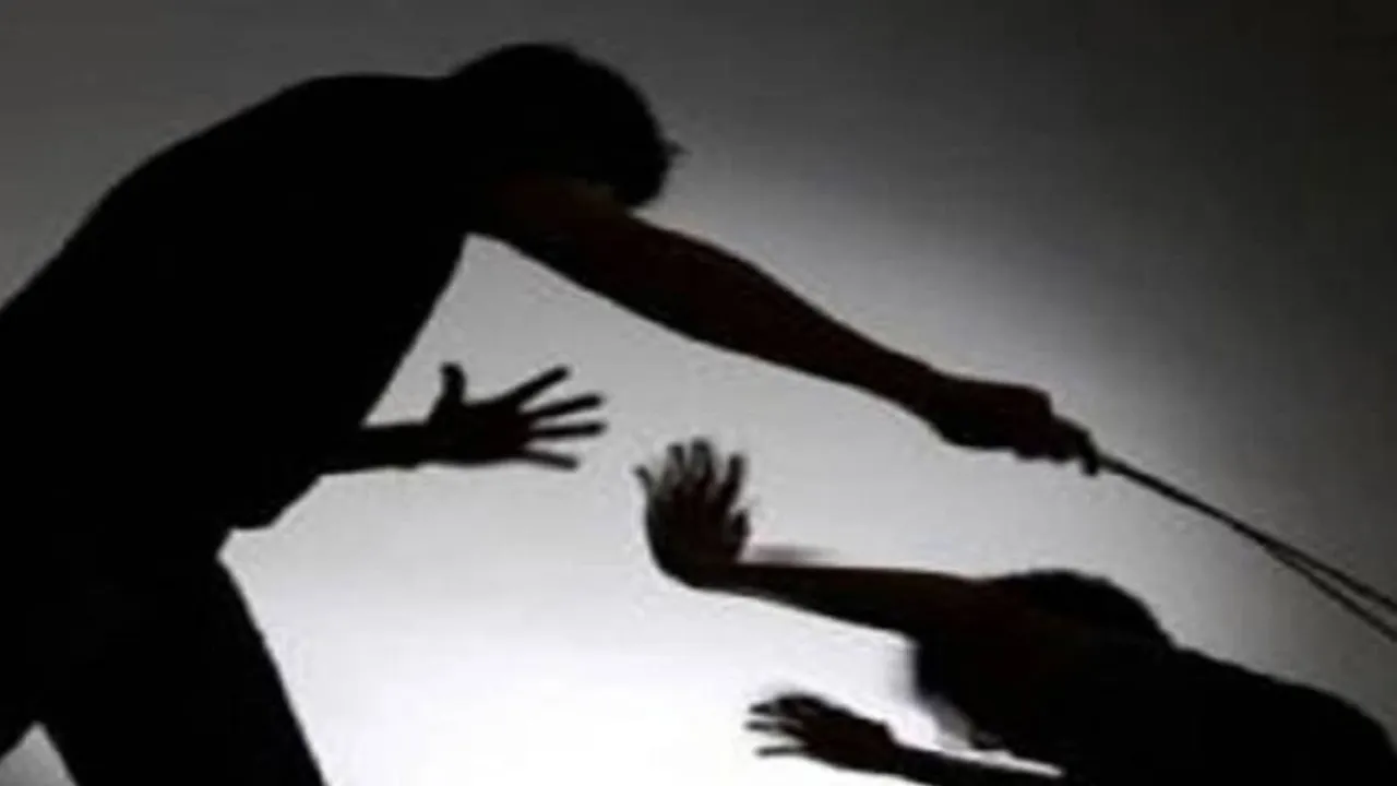 ‘गुड मॉर्निंग’ की जगह 'राधे-राधे' बोली मासूम छात्रा, प्राचार्य ने की बेरहमी से पिटाई, मुंह पर चिपकाया टेप