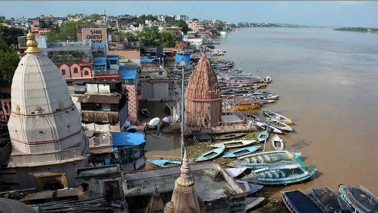  वाराणसी में उफान पर गंगा और वरुणा: छतों और गलियों में हो रहा शवदाह, घरों में घुसा पानी 