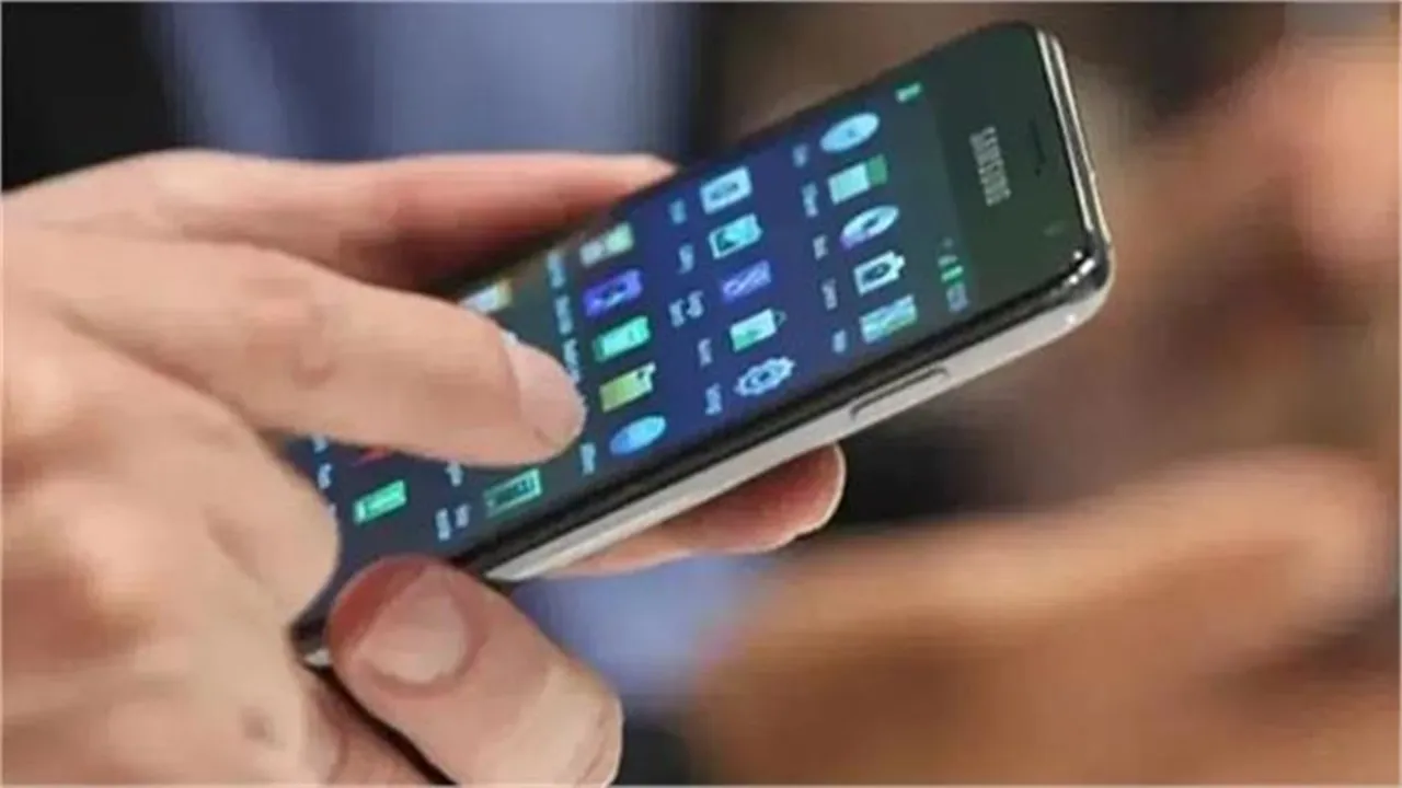 नाबालिग लड़कियों को मोबाइल नहीं देने की सलाह व बेटियों को ‘रिवॉल्वर’ थमाने के प्रस्ताव पर छिड़ी बहस