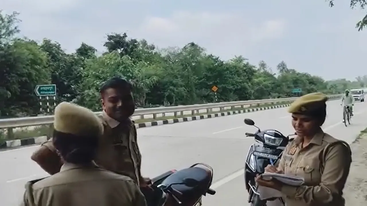 बाराबंकी: एंटी रोमियो स्क्वाड बोली... ऐ हीरो रुक, छात्र ने पूछा क्या मैं कोई आवारा लग रहा हूं, वीडियो बनाकर किया वायरल