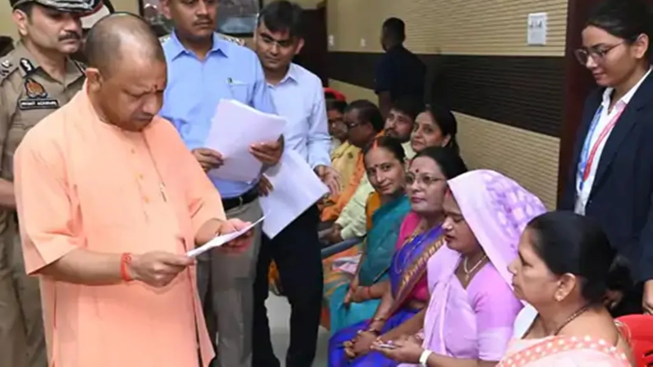 काशी में पहली बार सीएम योगी ने किया जनता दर्शन, अग्रसेन कन्या PG कॉलेज की शिक्षिकाओं ने भी की मुलाकात 
