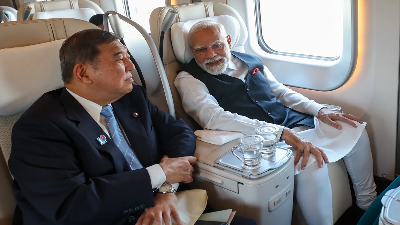 प्रधानमंत्री मोदी ने जापानी पीएम के साथ बुलेट ट्रेन में किया सफर, भारतयी चालक दलों से की मुलाकात