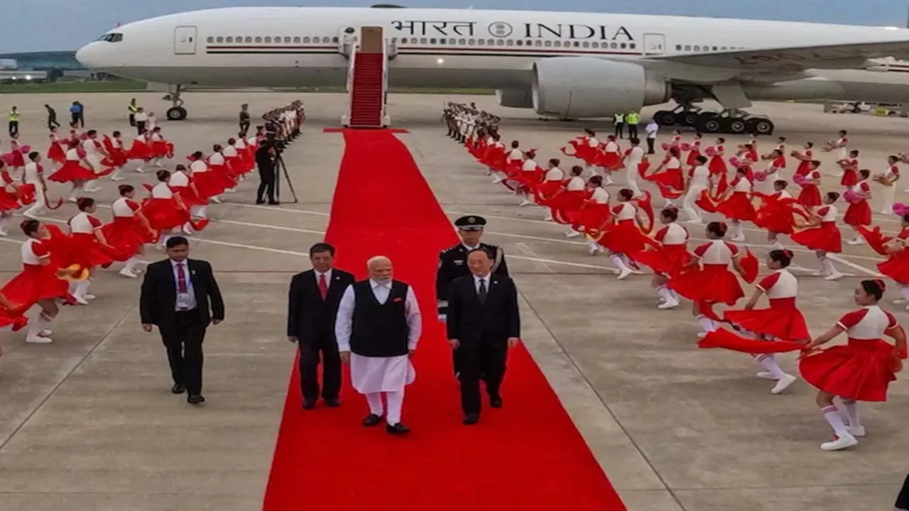 PM Modi China Visit: प्रधानमंत्री मोदी पहुंचे चीन, एयरपोर्ट पर हुआ भव्य स्वागत, SCO समिट में लेंगे हिस्सा 