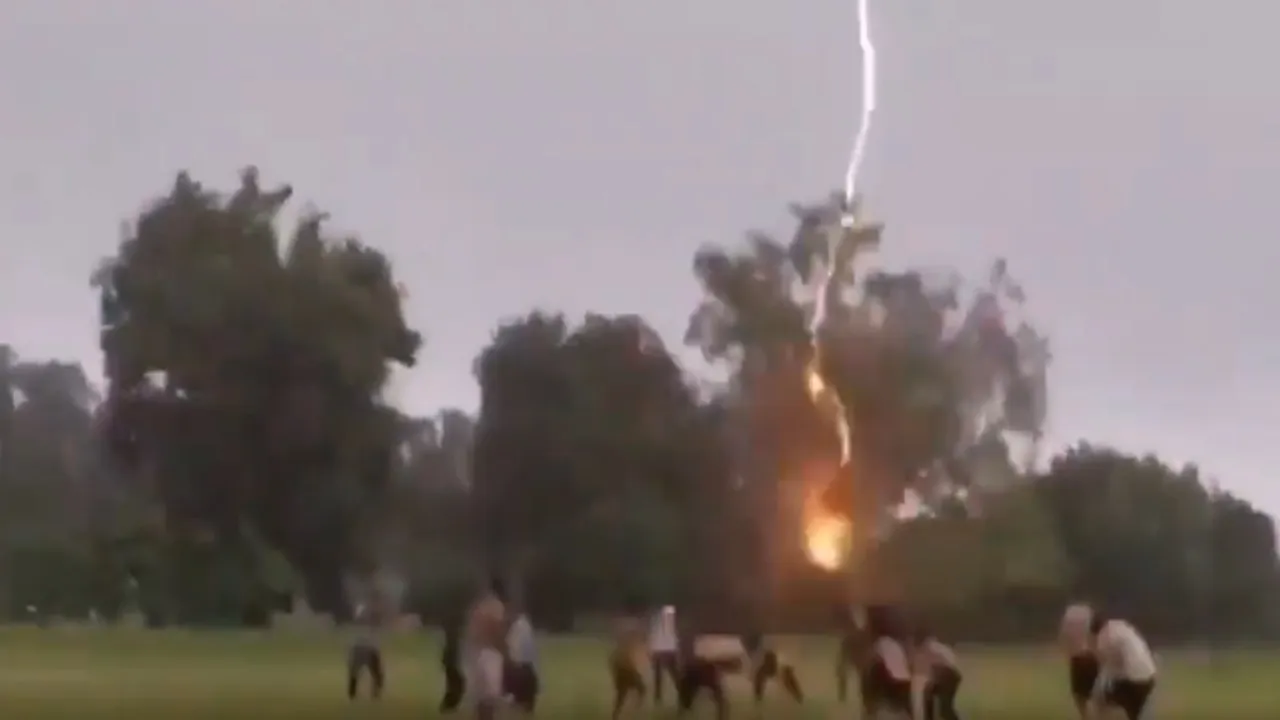  बस्ती: किसान डिग्री कॉलेज के परिसर में गिरी आकाशीय बिजली, बाल-बाल बचे छात्र, देखें लाइव वीडियो