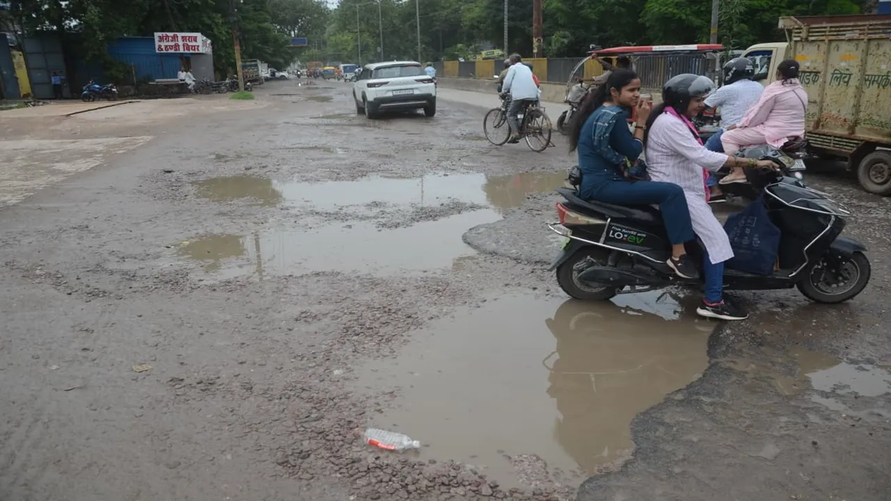 कानपुर: जीटी रोड पर जरा संभलकर, कहीं टूटी सड़क पर हड्डी न टूट जाए, जानिए क्या बोले पीड़ित...
