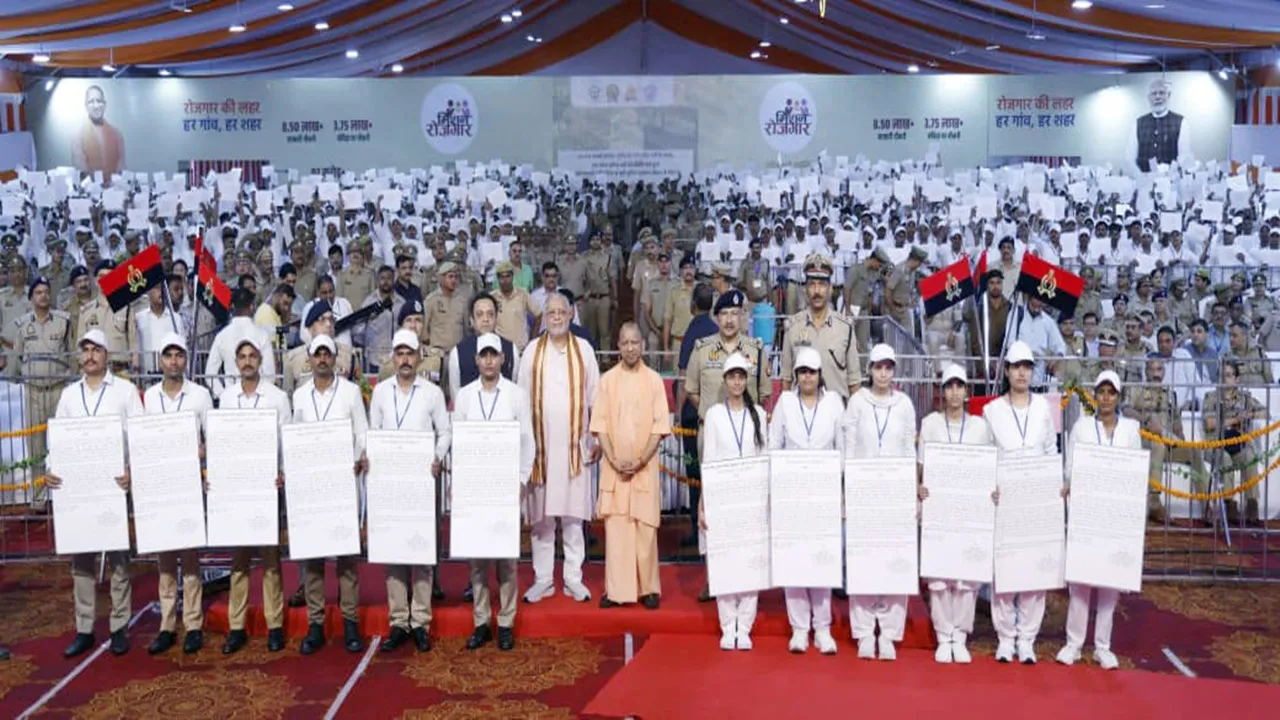 CM योगी ने UP पुलिस में चयनित युवाओं को बांटे नियुक्ति पत्र, कहा- 2017 से पहले पुलिस भर्ती में हावी था भाई-भतीजावाद