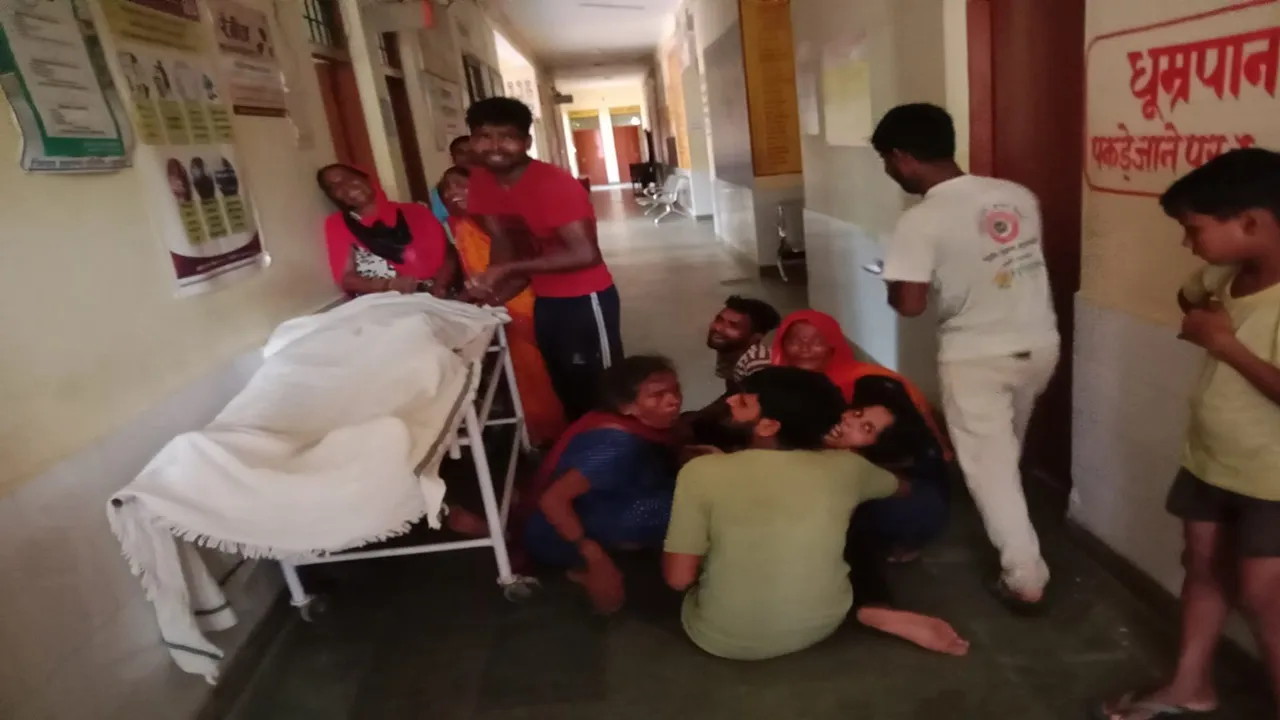  बाराबंकी: लोधेश्वर महादेव मंदिर में करंट लगने से दो लोगों की मौत, मची अफरा-तफरी 