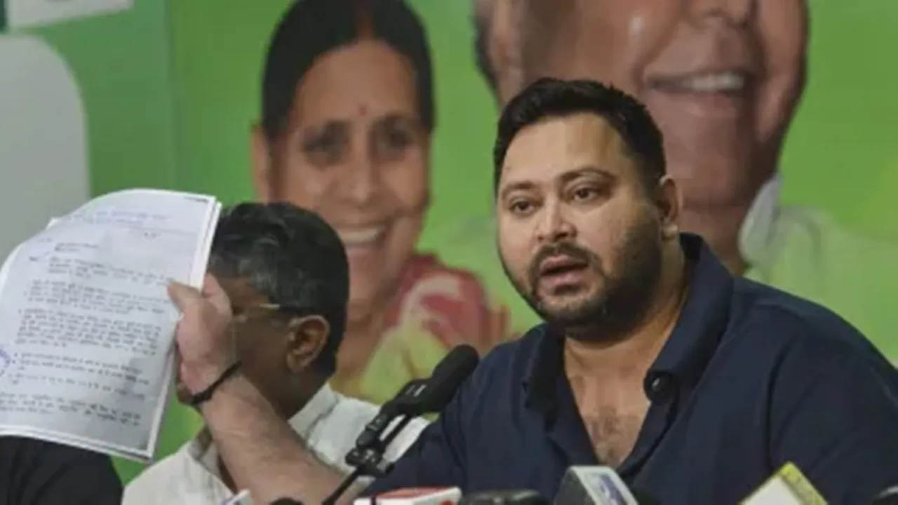 तेजस्वी यादव की बढ़ीं मुश्किलें! दो वोटर आईडी मामले में चुनाव आयोग ने जारी किया नोटिस, मांगा स्पष्टीकरण