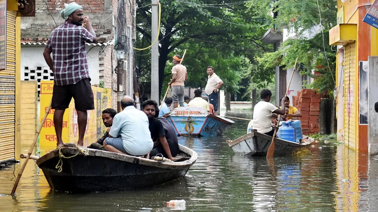 यूपी में बाढ़ से बिगड़ी स्थिति, वाराणसी और प्रयागराज में गंगा का रौद्र रूप, डूबे सारे घाट, छतों पर हो रहे दाह संस्कार और धार्मिक अनुष्ठान  