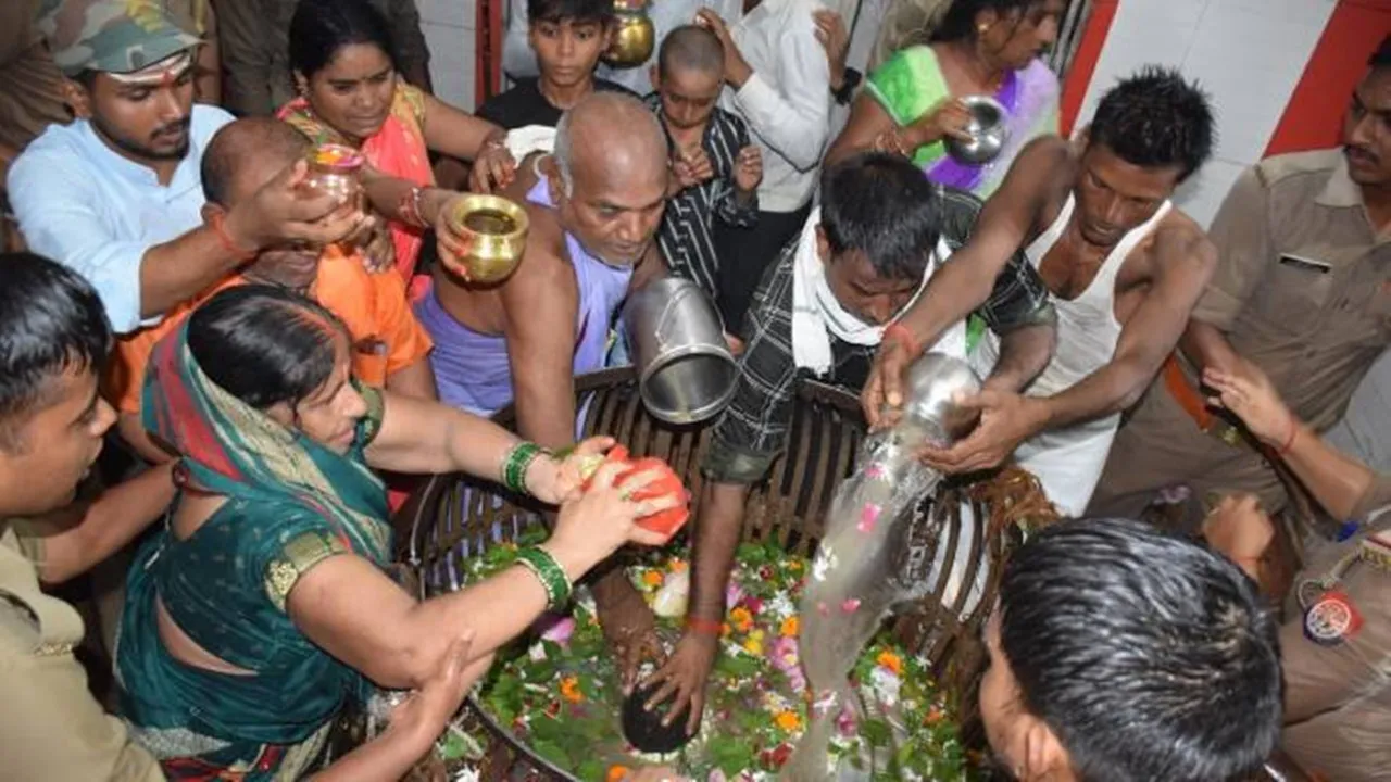 अयोध्या: आस्था के ज्वार के आगे मूसलाधार बारिश भी हुई फीकी, शिवालयों में जलाभिषेक को उमड़ी शिव भक्तों की भारी भीड़
