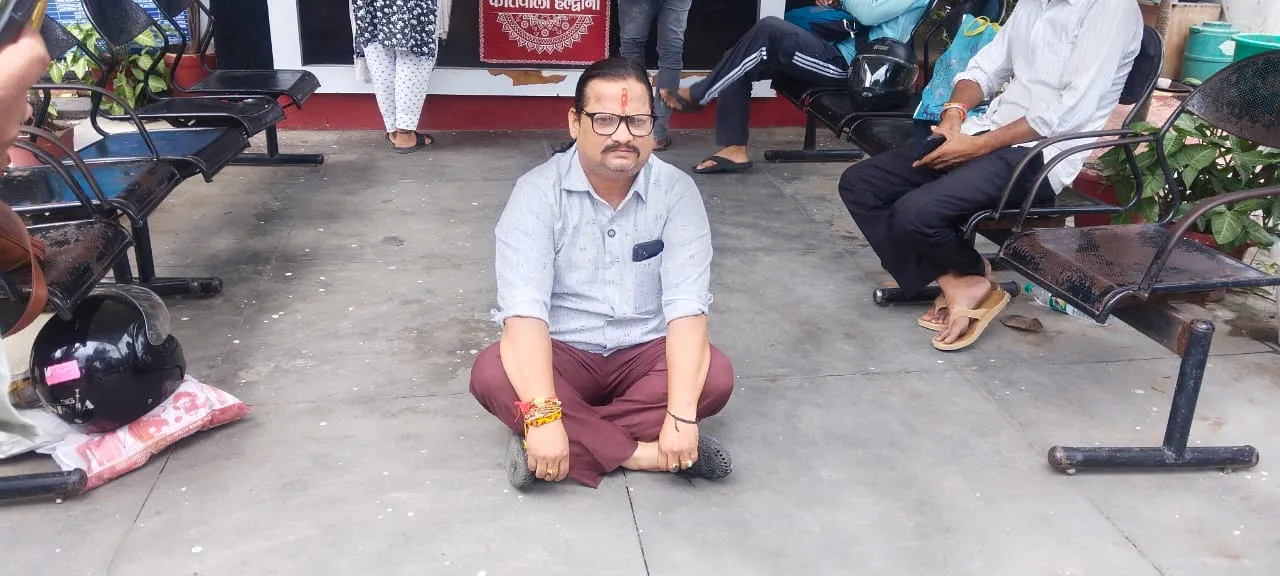 नुमाइश में ताक पर नियम, कोतवाली में पार्षद का धरना