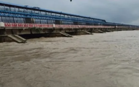 अलर्ट: नरौरा बैराज की फ्लशिंग से गंगा का जलस्तर बढ़ने की आशंका