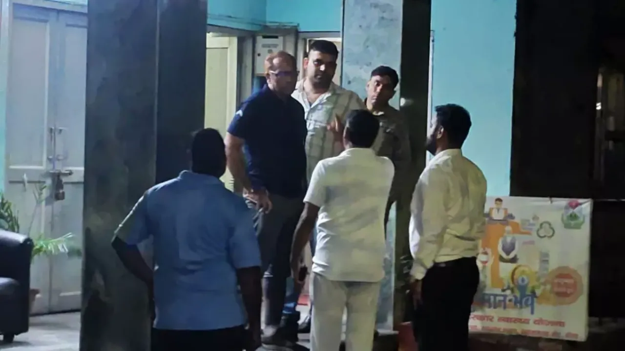 Meerut News: रिश्वतखोरों के खिलाफ CBI का बड़ा एक्शन, CGHS के अधिकारी समेत 3 को 5 लाख रिश्वत लेते रंगे हाथ किया गिरफ्तार, जानें पूरा मामला