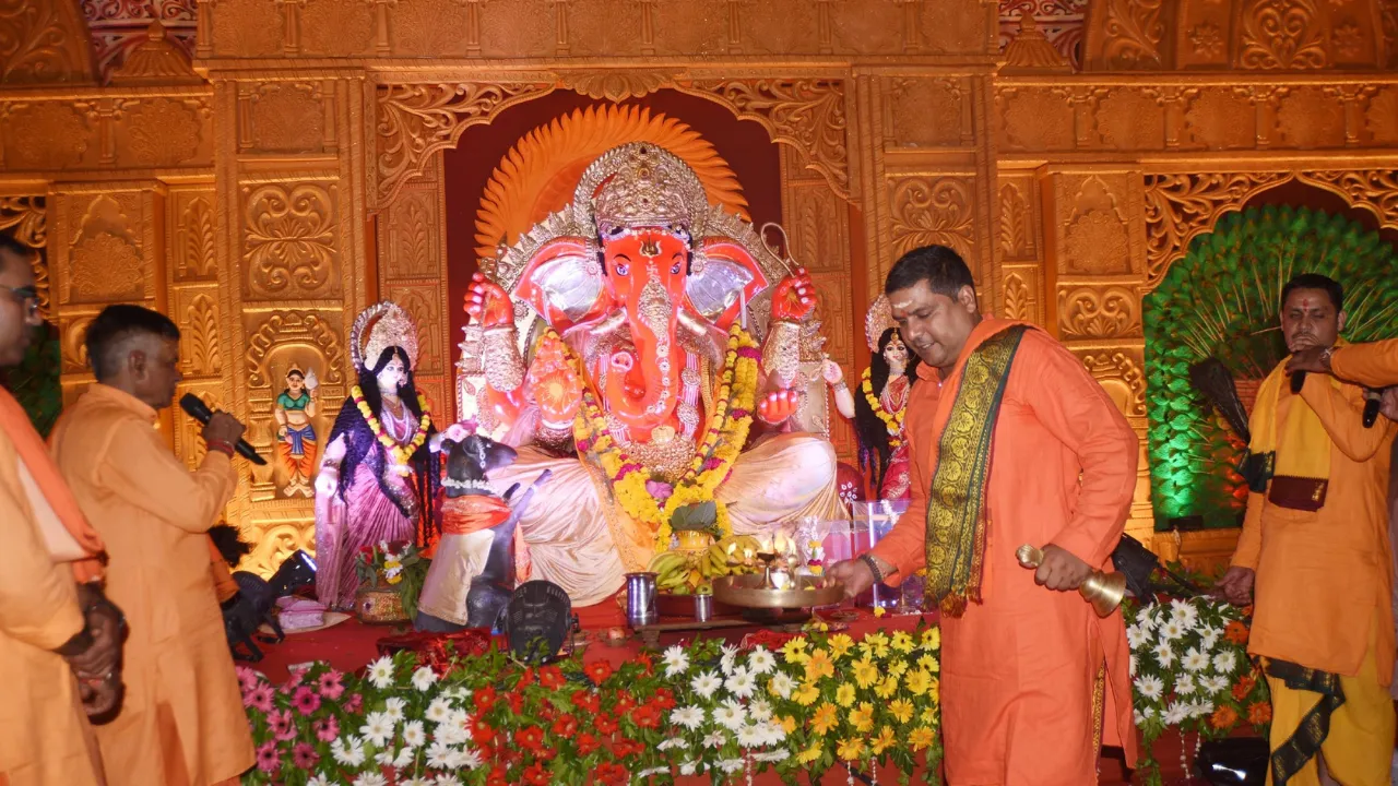 Ganesh Chaturthi: आसन पर विराजमान हुए बप्पा, हरेंगे भक्तों के कष्ट