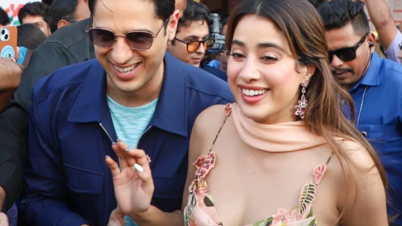 Param Sundari Couple: सिद्धार्थ मल्होत्रा और जाह्नवी ने हजरतगंज में चखी लखनवी चाट, प्रशंसकों ने खींचीं जमकर तस्वीरें