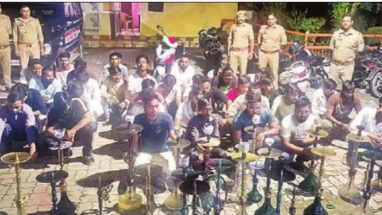 Lucknow News: कैफे में चल रहा था हुक्का बार, 32 गिरफ्तार