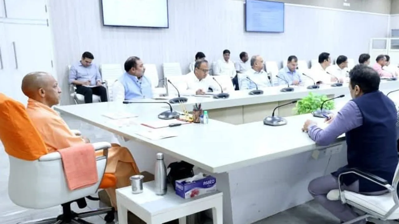 CM योगी का सख्त निर्देशः No helmet-no fuel का हो पालन, ई-बस खरीद में ‘Made in UP’ को दी जाए प्राथमिकता