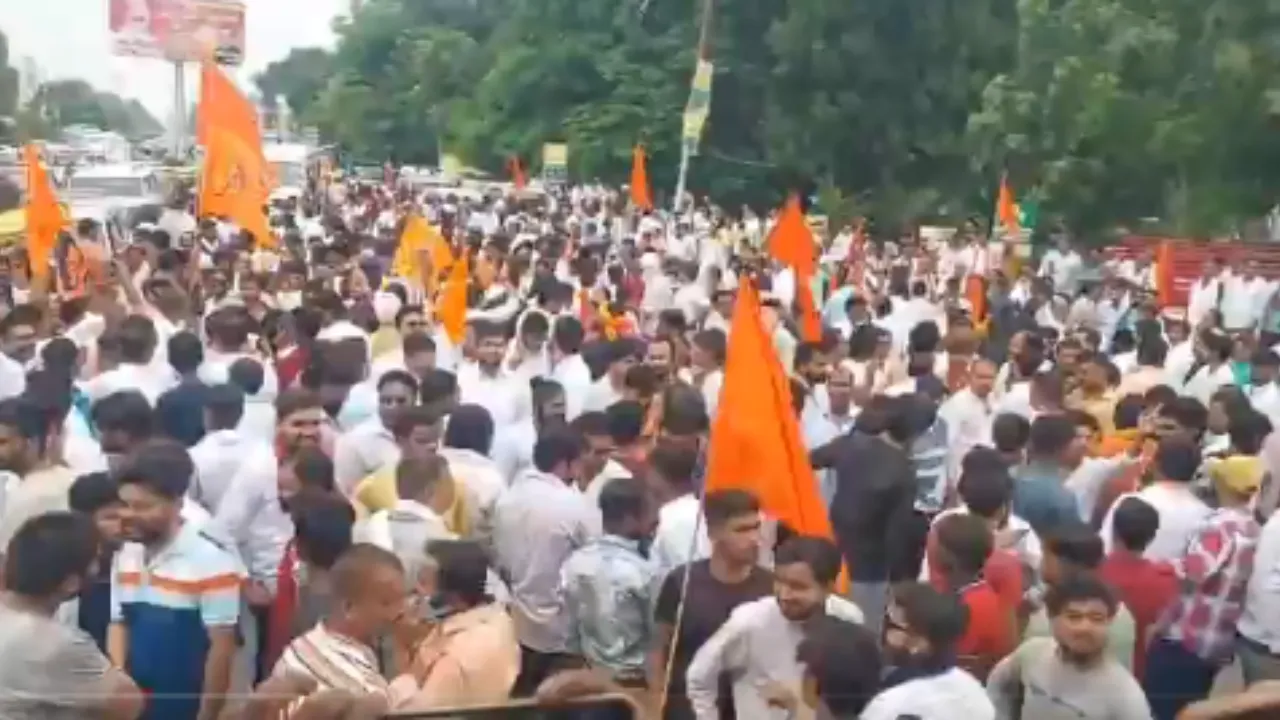 Fatehpur News live: फतेहपुर में मकबरे को लेकर बवाल, बढ़ा विवाद... लाठी डंडे लेकर पहुंचे लोग, पुलिस ने संभाला मोर्चा