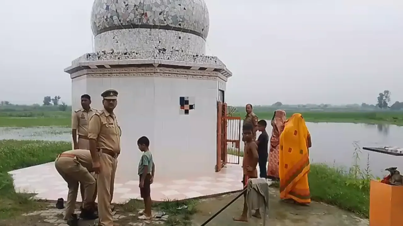 Amethi News: शिवलिंग से चांदी उड़ा ले गए चोर... प्राचीन शिव मंदिर में चोरी, ग्रामीणों में आक्रोश