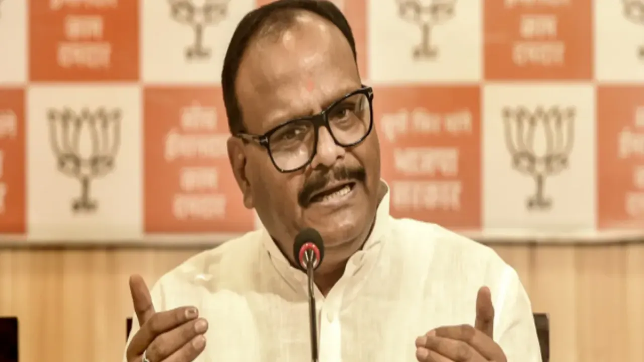 फतेहपुर घटना पर अखिलेश के बयान पर किया पलटवार, बोले ब्रजेश पाठक- सपा-कांग्रेस को दंगामुक्त प्रदेश नहीं हो रहा बर्दाश्त