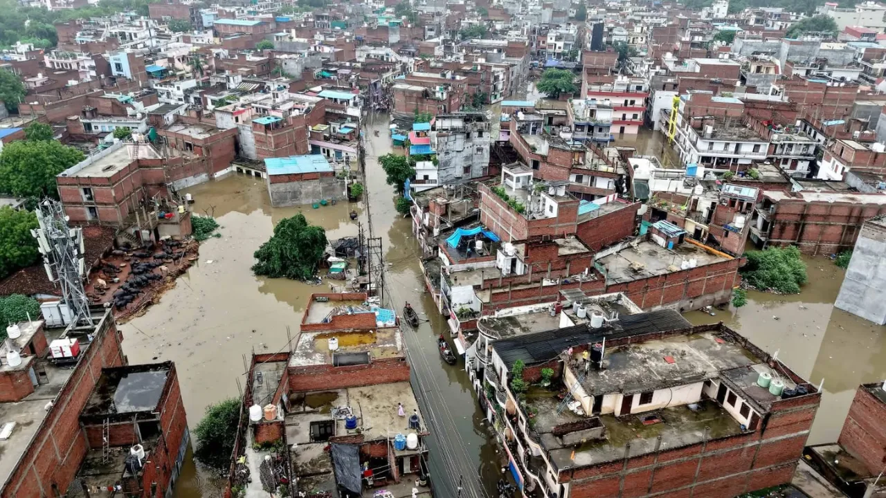 UP में बाढ़ का कहर: 14 जिलों में 85 हजार लोग प्रभावित, वाराणसी-प्रयागराज के रिहायशी इलाकों में घुसा पानी, लोगों की सहायता को लगीं नाव और मोटरबोट
