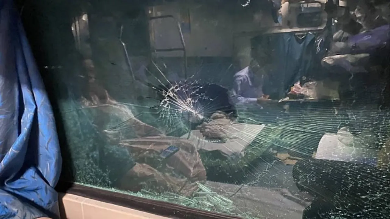 UP News: पीलीभीत से लखनऊ आ रही ट्रेन पर पथराव, यात्रियों में दहशत, अटरिया स्टेशन के पास हुई घटना