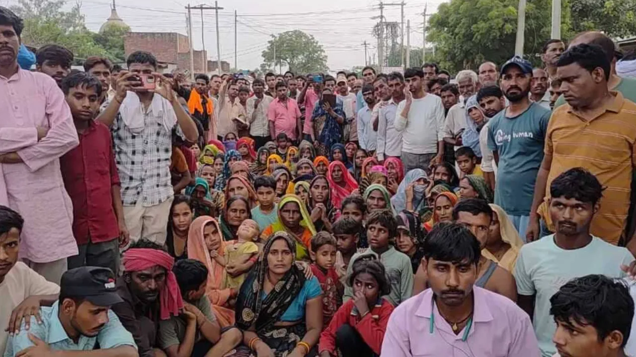 Hardoi News: लाइनमैन की मौत के बाद हंगामा,  सड़क पर शव रखकर किया विरोध, लगाए गंभीर आरोप