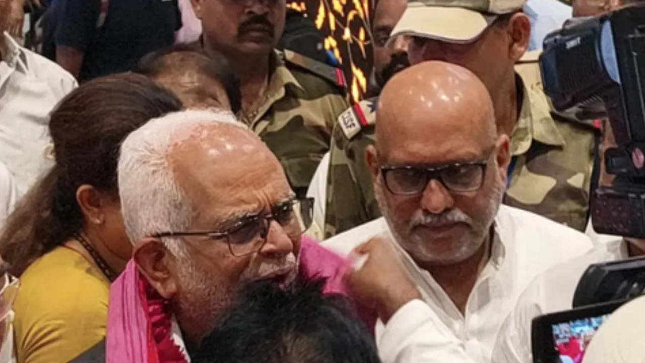 Vice Presidential Election: इंडिया गठबंधन के प्रत्याशी बी. सुदर्शन रेड्डी पहुंचे लखनऊ, एयरपोर्ट पर हुआ जोरदार स्वागत