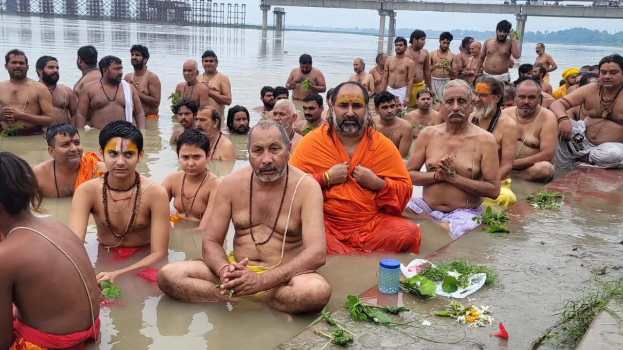 प्रयागराज: श्रृंगवेरपुर धाम में जगद्गुरु नारायणाचार्य स्वामी शांडिल्य महाराज के नेतृत्व में श्रावणी उपाकर्म सम्पन्न