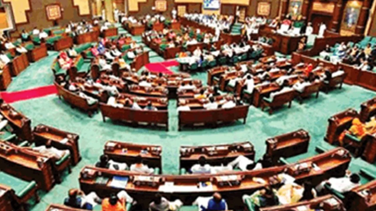 विद्यालय विलय के विरोध में सपा का विधान परिषद सदन से बर्हिगमन, निजी और सरकारी स्कूलों में प्रवेश की आयु को एक करने की मांग