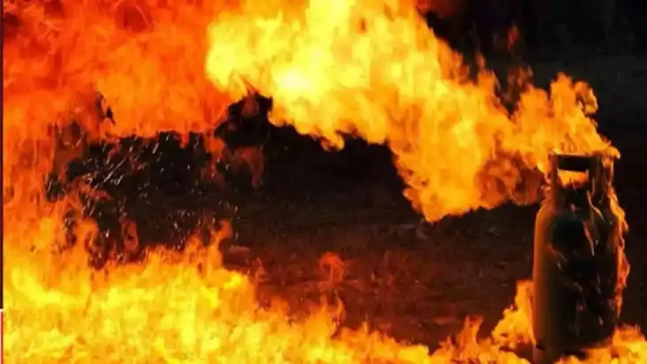 आगराः घर में लगी भीषण आग, परिवार समेत पड़ोसी भी झुलसे, 14 लोगों की हालत गंभीर