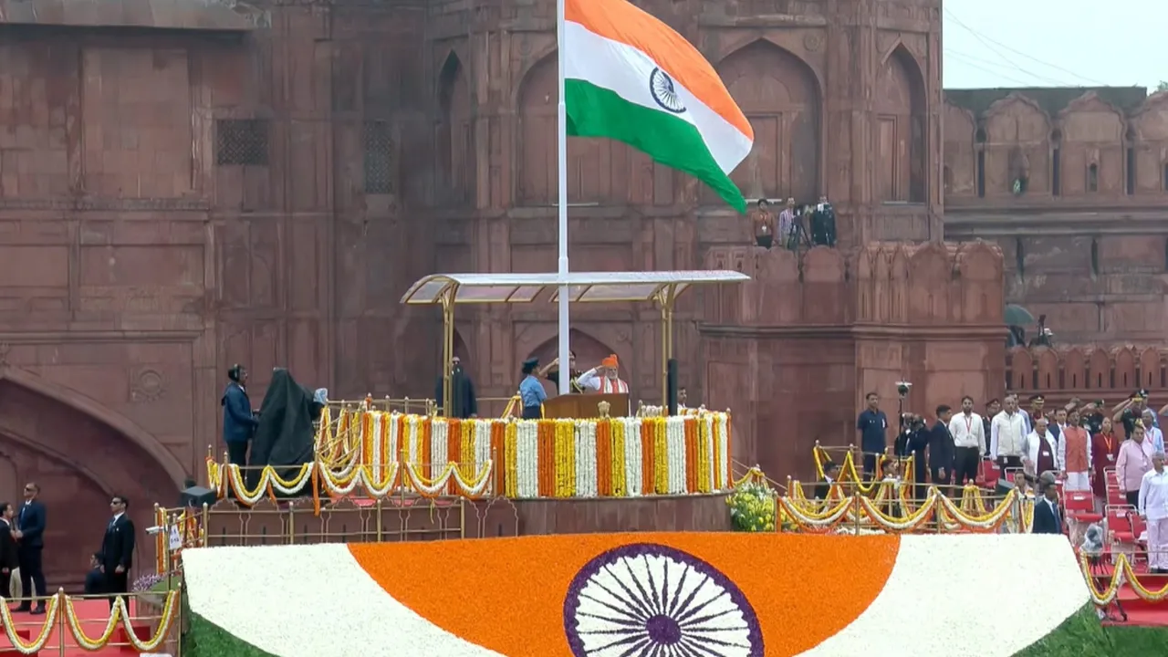 79th Independence Day: लाल किले पर स्वतंत्रता दिवस समारोह में विभिन्न क्षेत्रों के 5,000 से अधिक विशिष्ट अतिथि हुए शामिल 