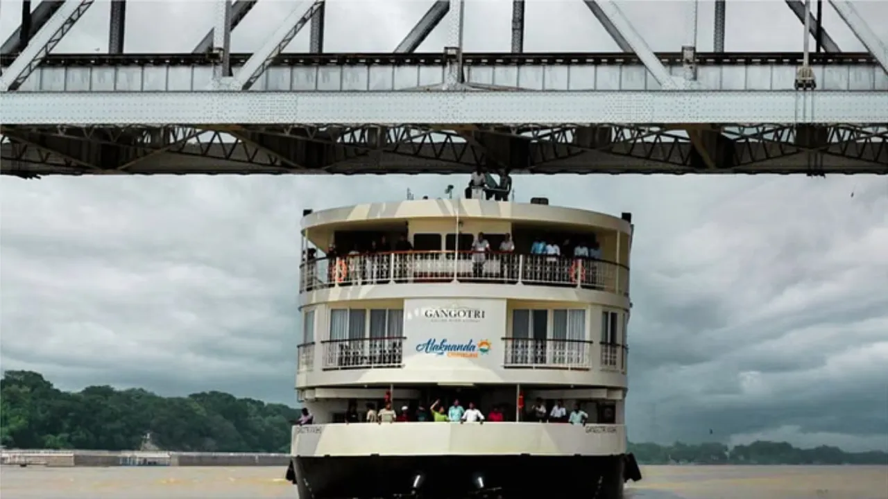 काशी में अब पर्यटक उठा सकेंगे लग्जरी क्रूज का लुफ्त, Gangotri Cruise पर गंगा आरती का लें आनंद, तस्वीरों में देखें इसकी शानदार सुंदरता