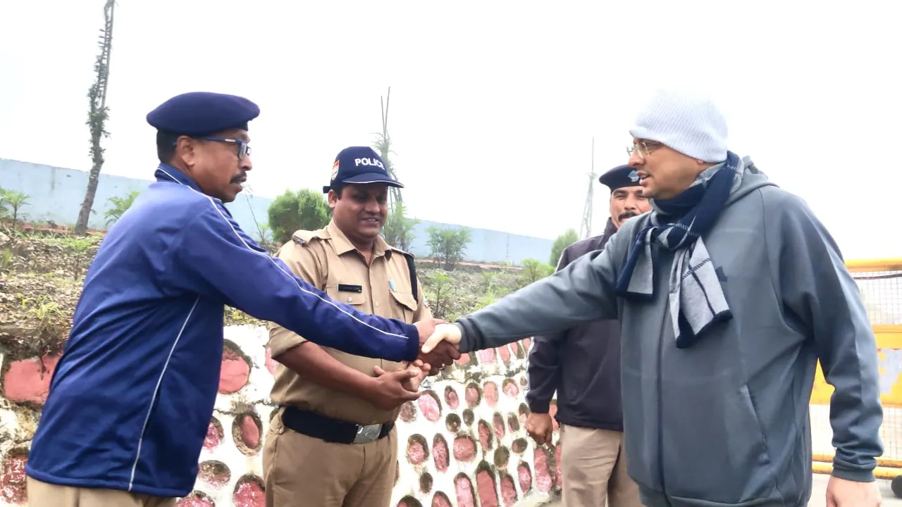 CM धामी ने भराड़ीसैंण में सुबह की सैर के दौरान जांची सुरक्षाकर्मियों की सुविधाएं, सोशल मीडिया पर वायरल हो रही वीडियो