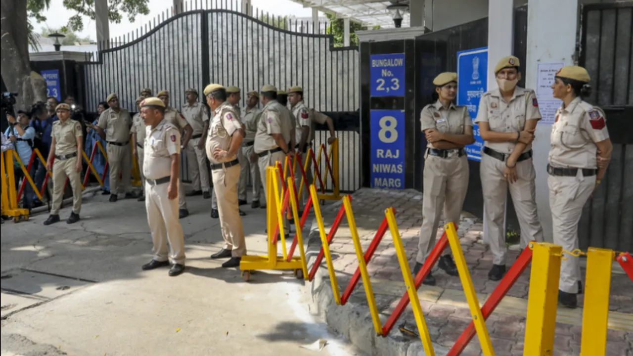 दिल्ली के 50 स्कूलों को मिली बम की धमकी, पुलिस ने शुरू किया तलाशी अभियान 