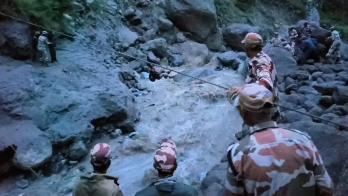 उत्तरकाशी आपदा : NDRF टीम की मदद के लिए भेजे गए शव-खोजी कुत्ते और पशु चिकित्सक