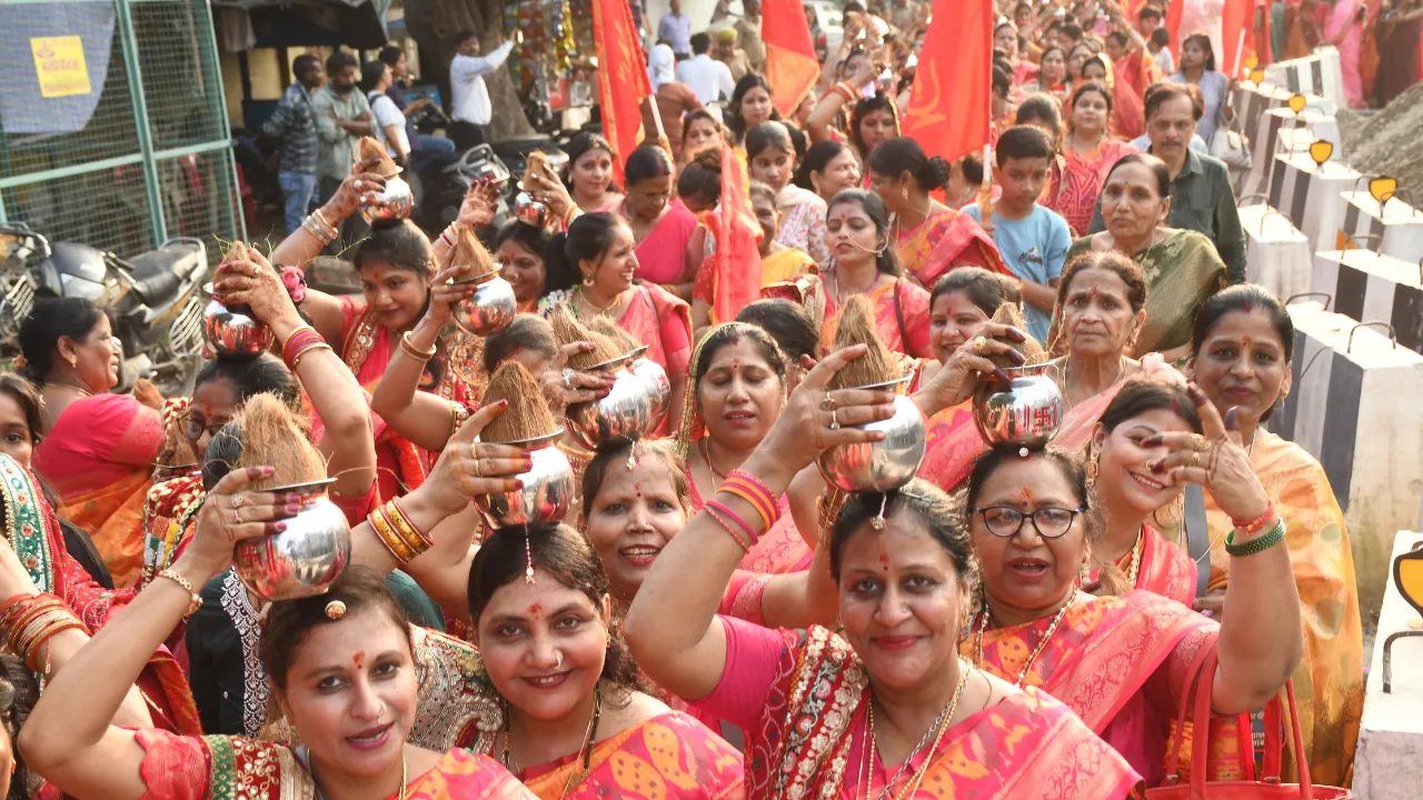 झुंझुनूं वाली दादी के झूला उत्सव की पूर्व संध्या पर निकली कलश यात्रा