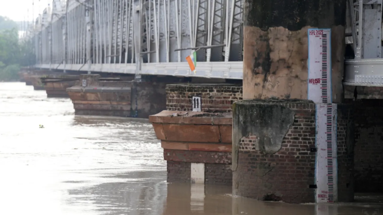 यमुना का जलस्तर खतरे के निशान से आया नीचे, बोलीं सीएम रेखा- सरकार लगातार रख रही निगरानी 