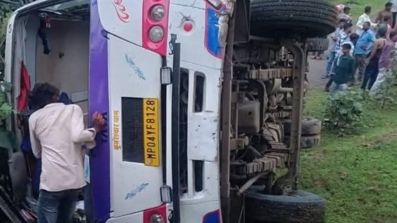 मध्य प्रदेश के रायसेन में बस पलटने से 12 से अधिक यात्री घायल, आठ की हालत गंभीर 