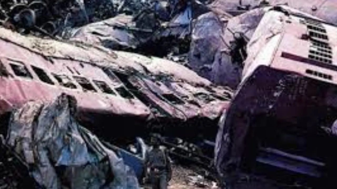 20 अगस्त: दो रेलगाड़ियों के बीच आमने-सामने की टक्कर, सैकड़ों की मौत 