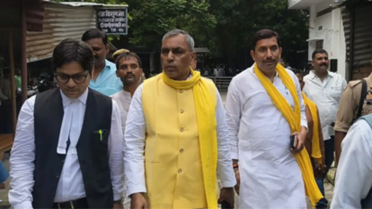 Om Prakash Rajbhar: योगी सरकार के मंत्री ने मऊ की MP-MLA कोर्ट में किया सरेंडर, आचार संहिता के उल्लंघन का लगा था आरोप
