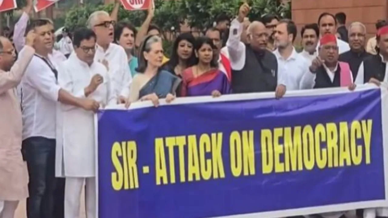 संसद परिसर में विपक्ष का SIR के खिलाफ प्रदर्शन, कांग्रेस अध्यक्ष खरगे के नेतृत्व में लगे 'वोट चोरी बंद करो' के नारे